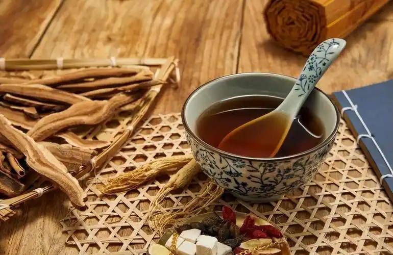 为什么不能长期喝中药,会出现哪些影响?医生说出了答案不少人把中药当成“养生续