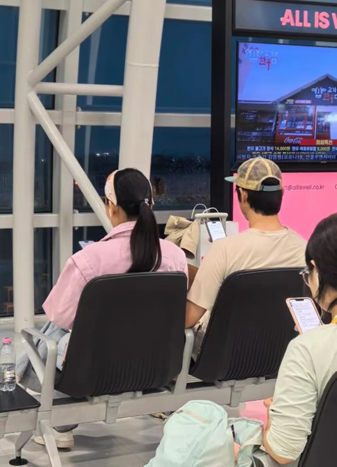 济州岛偶遇金莎，脸不肿了打扮的比老公还年轻，孙丞潇朴素像助理