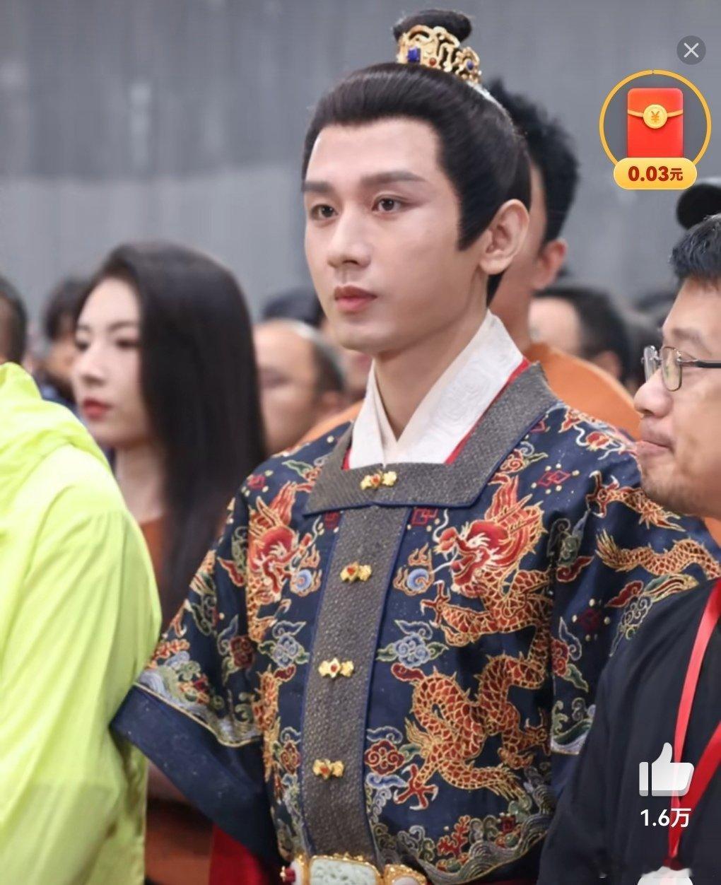 假扮太子的小厮[笑着哭]依然稠但比赴山海和稠富贵好点儿起码豆豆眼眼角耷拉都没那么