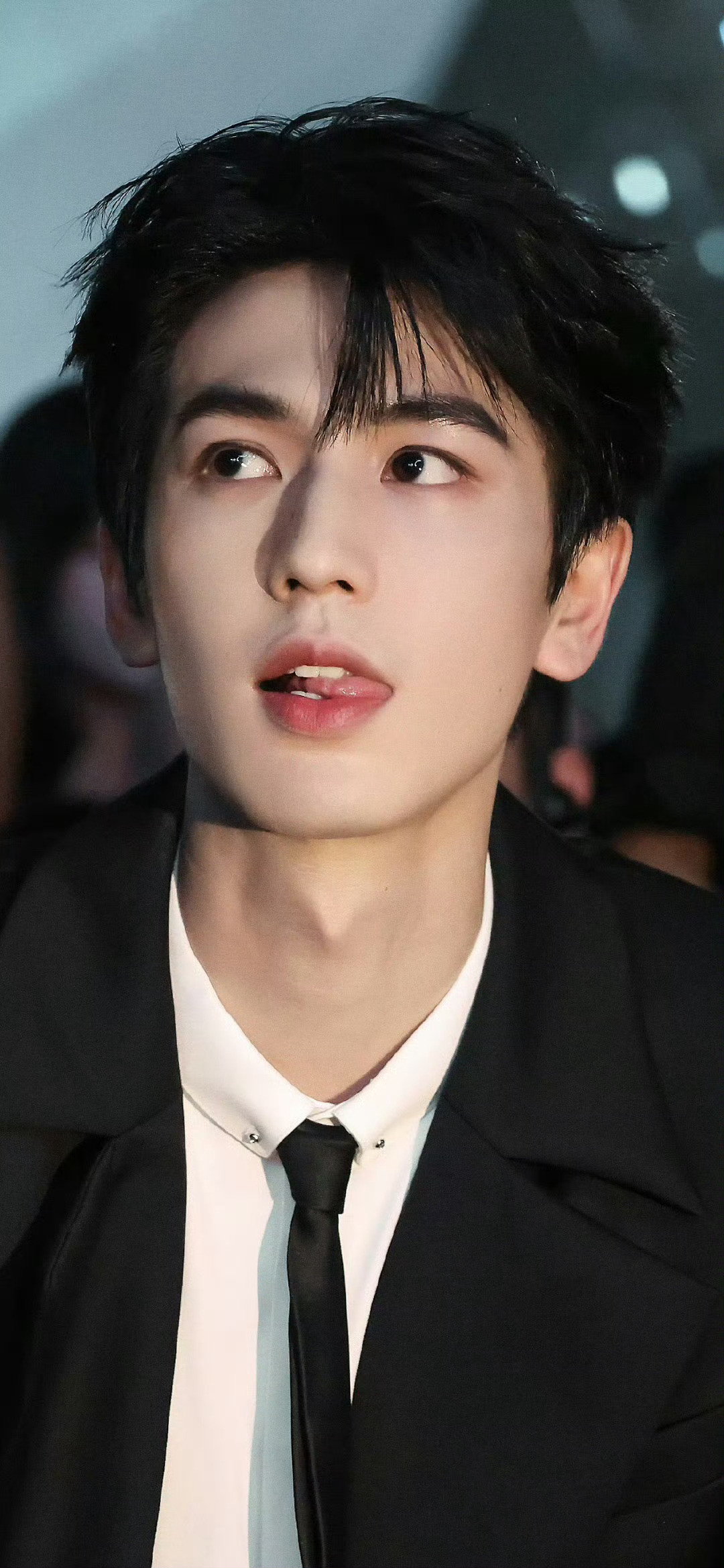 张凌赫给曾庆杰问不会了羡慕张凌赫的吃瓜人脉！一句灵魂发问让曾庆杰瞬间语塞，