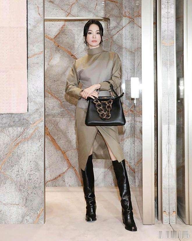 宋慧乔换了新发型后简直大变样！一袭高领连衣裙搭配长筒靴，造型时髦又洋气，气质完全