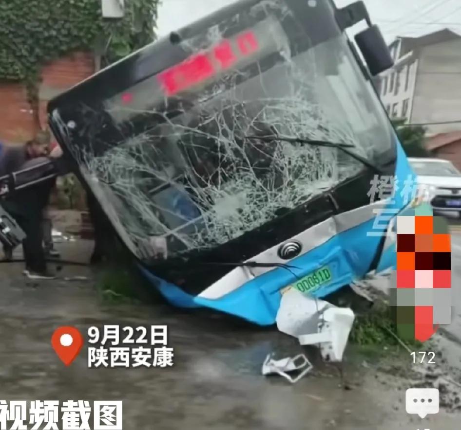 陕西安康有公交车开进了路边沟里。这一趟公交车，从安康城驶往恒口方向途中，突然