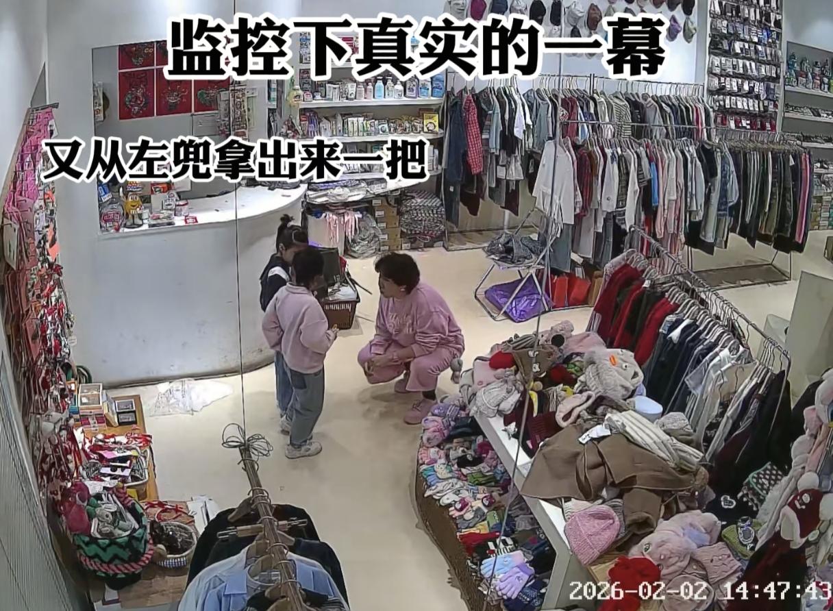 被姐姐这一鞠躬感动了！据李女士介绍，姐姐6岁左右穿着单薄，她掏出20多块钱要给妹