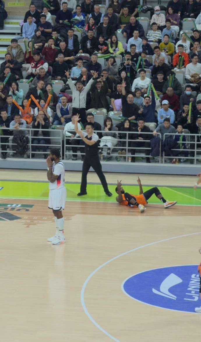 领先20分进入末节，上海男篮把山东打花了。俱乐部杯的半决赛，竟然出现了如此大