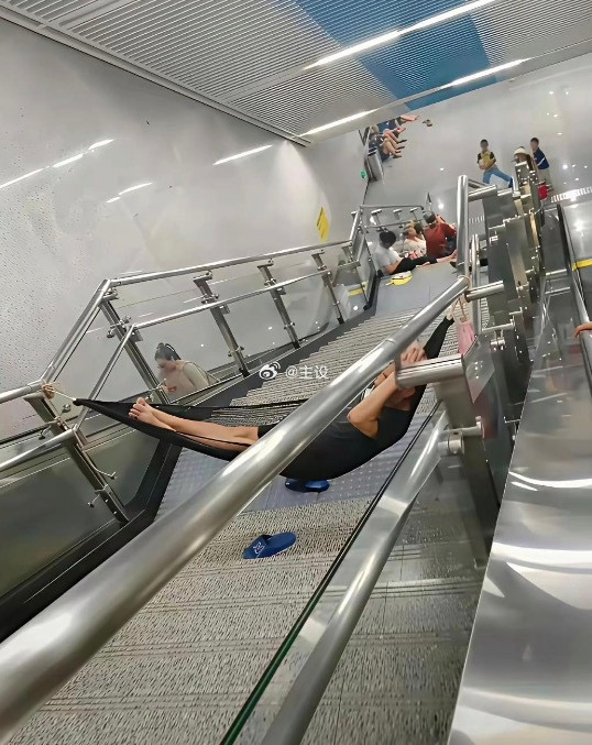 地铁站这样蹭空调就过分了吧?