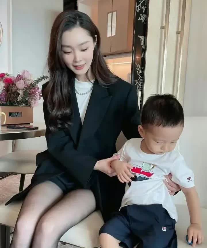 原来宋轶现实中是长这样的，不得不说，虽然不是很漂亮，但是气质真好啊。[玫