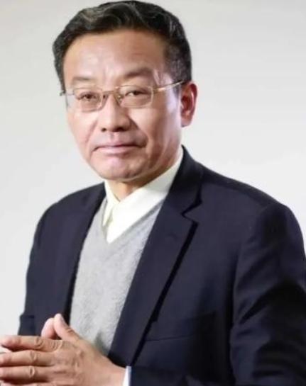 复旦大学教授王德峰表示，当下两个基本问题摆在中国人眼前，一个是没有精神家园，一个