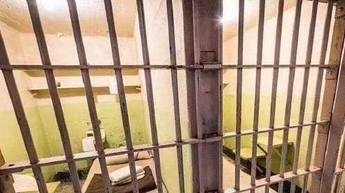 1962年，恶魔岛监狱的狱警查房时，看到一名犯人还在睡觉，便上前碰了一下。让狱警