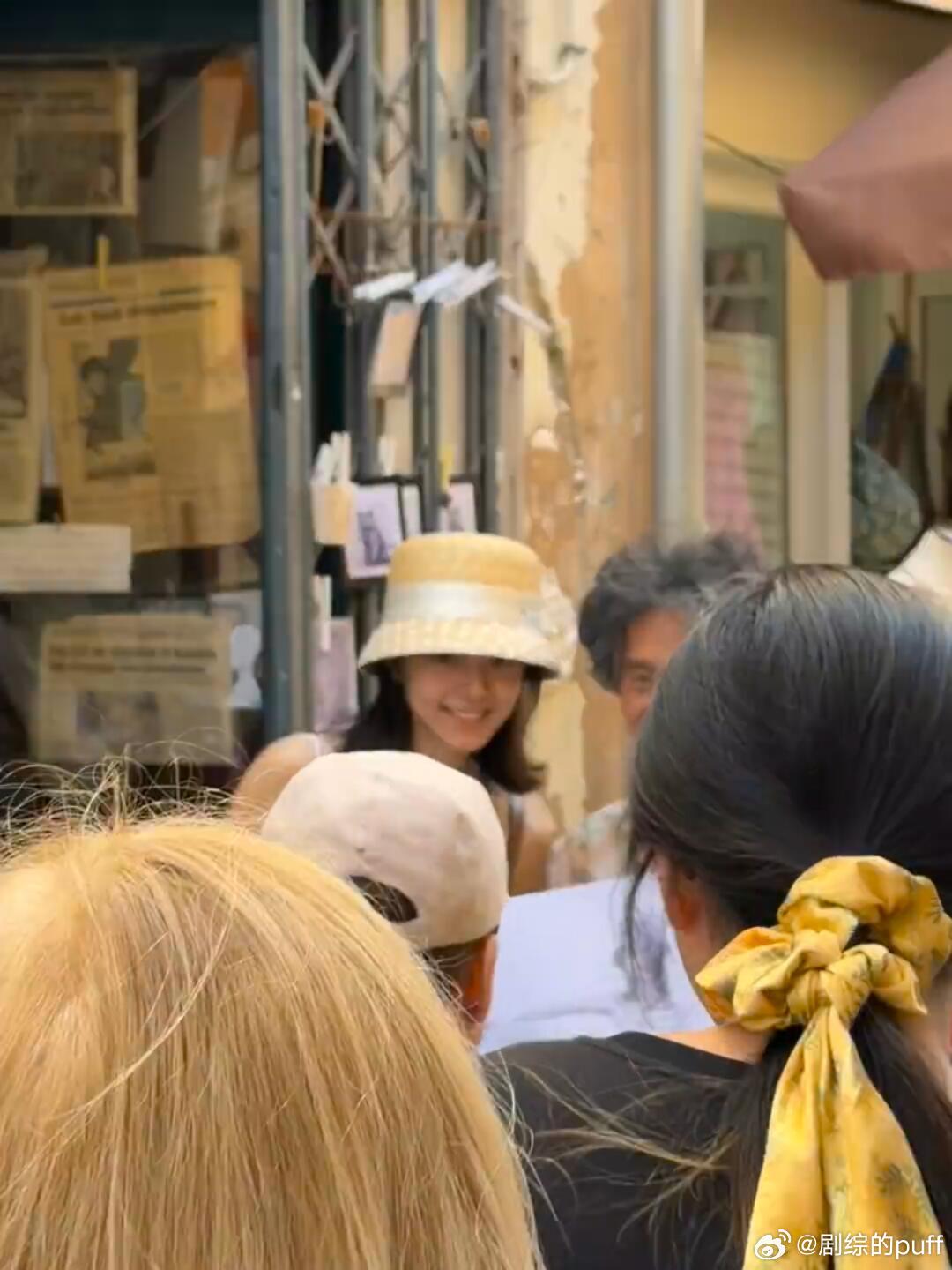 法国偶遇赵今麦网友法国偶遇赵今麦网友在法国街头偶遇赵今麦，路人镜头下状态好灵动