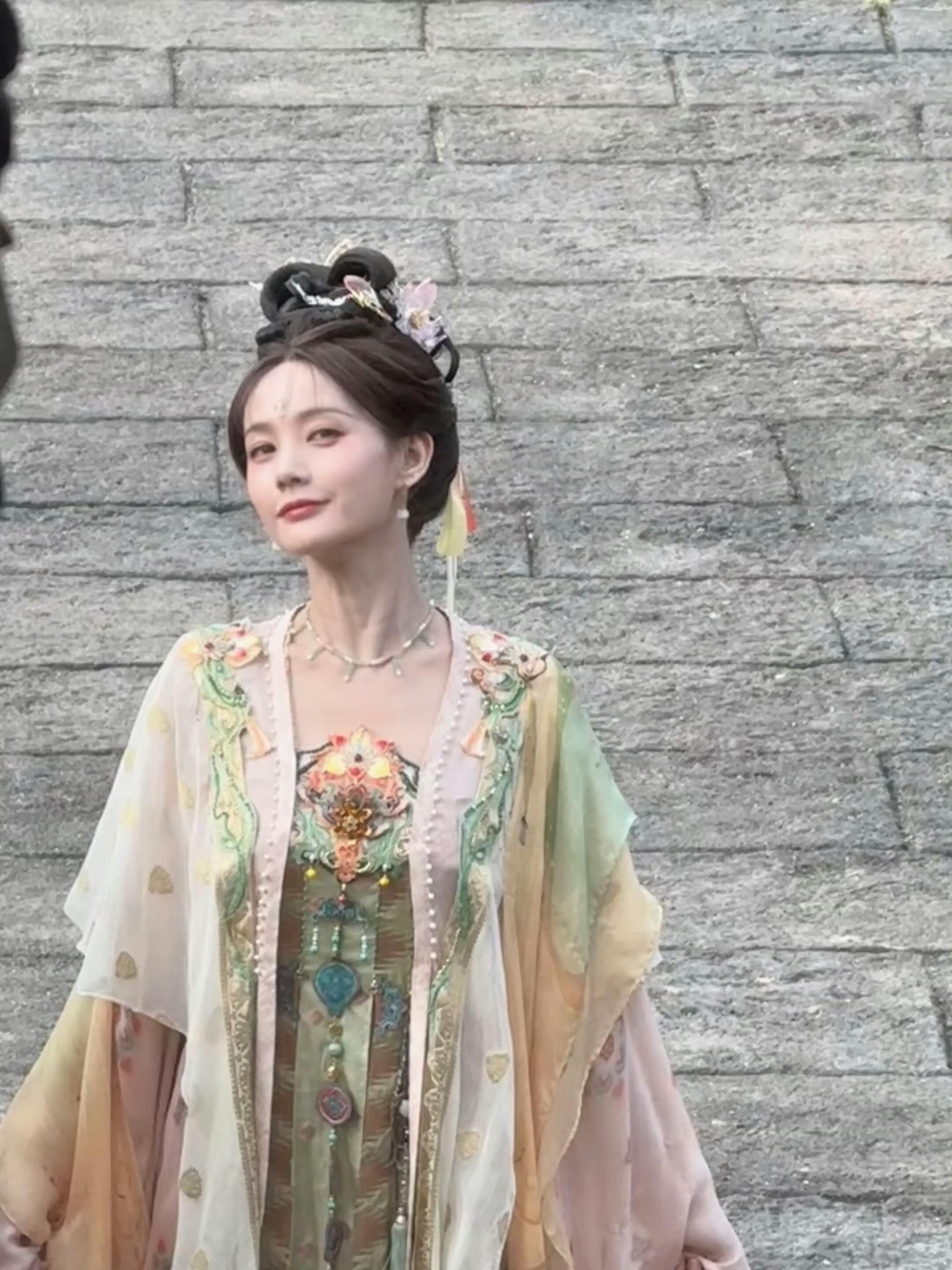 李一桐《古风月华录》越央央路透太美了～完全是心目中的希音神女🙌[打c