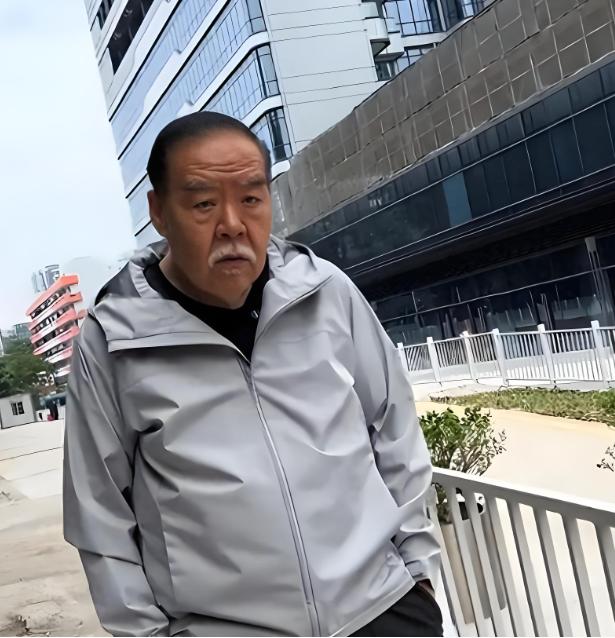 郑则仕破产，公司背上巨额港币债务，走投无路的那段经历，一直被很多观众感慨。
