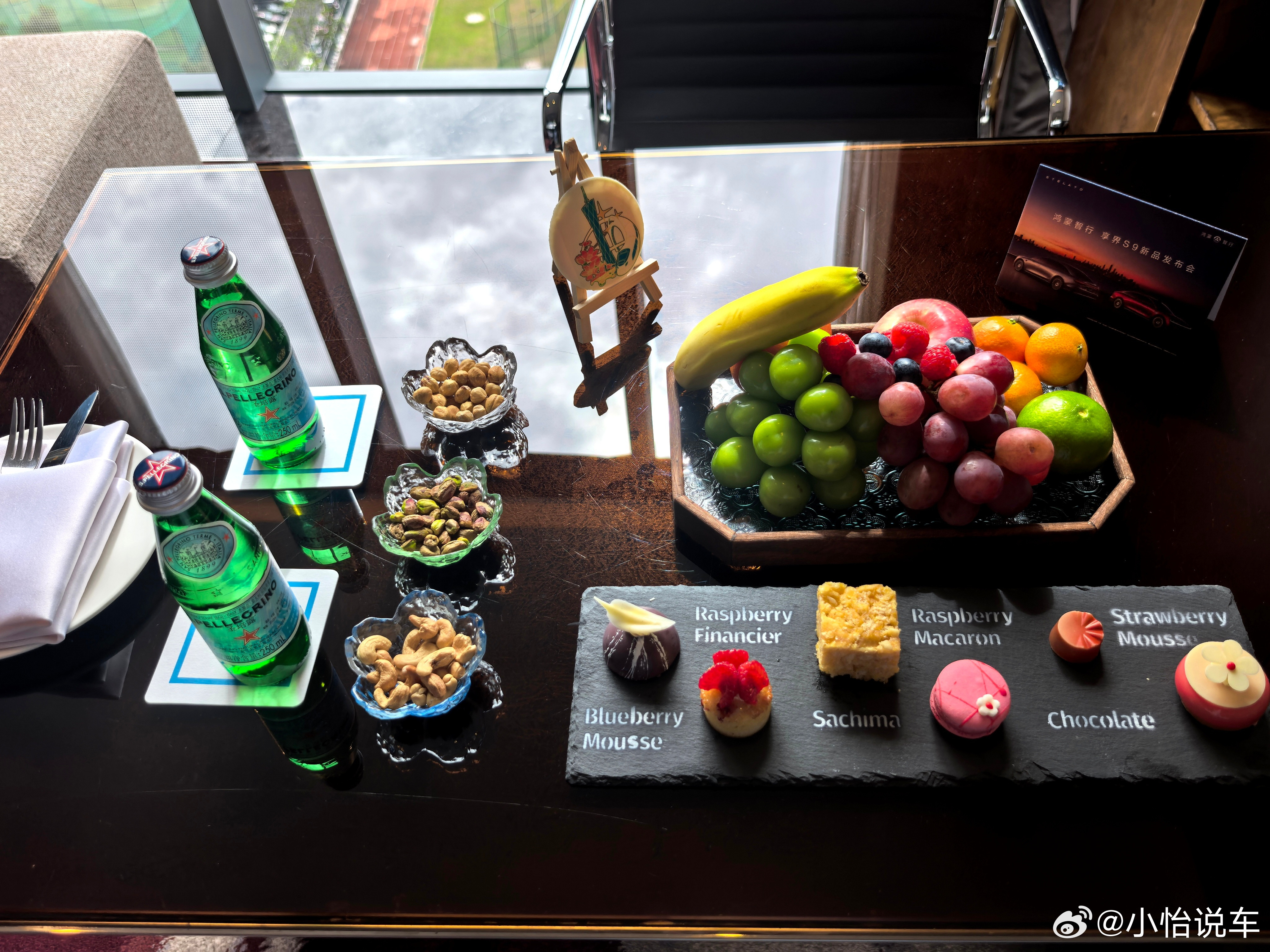 入住酒店啦，刚进酒店房间就被惊喜到，准备的水果和甜品，真的好用心啊，酒店也很不错