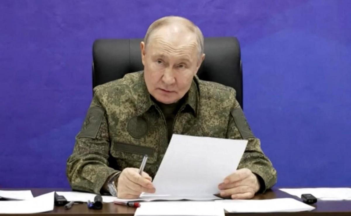 红军城尸横遍野，普京看着战报，罕见地心软了，只说了四个字：白白送死。这背后，究竟