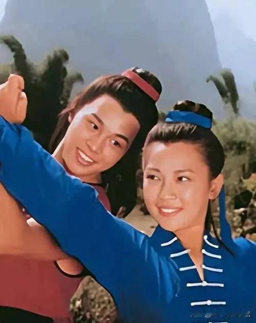 李连杰和黄秋燕早期在电影中真的太般配了，两人合作过三部电影，尤其是在《少林小子》
