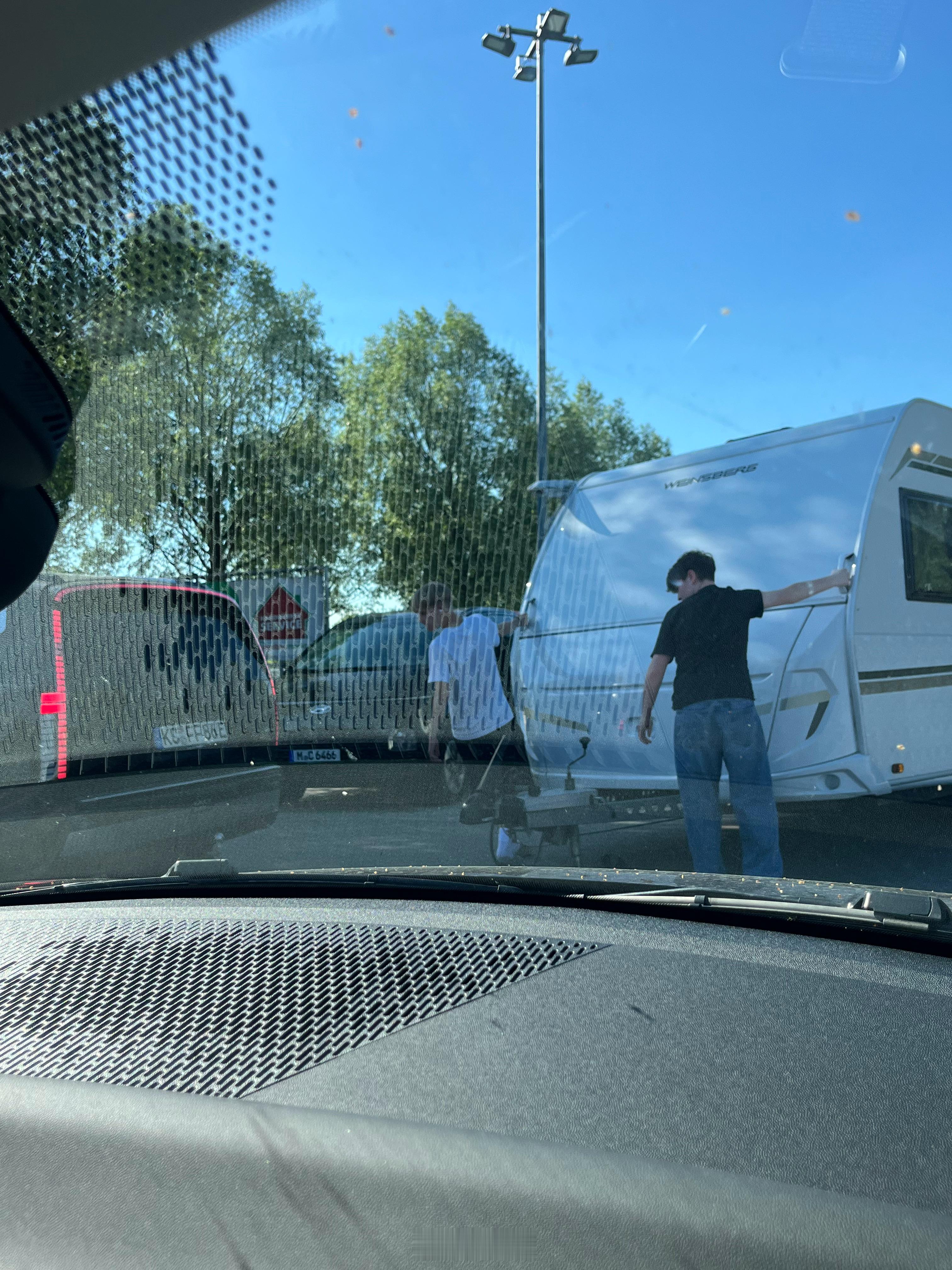开电车拖房车属于是自虐，每次充电都要装卸房车，这玩意没3个人推不动