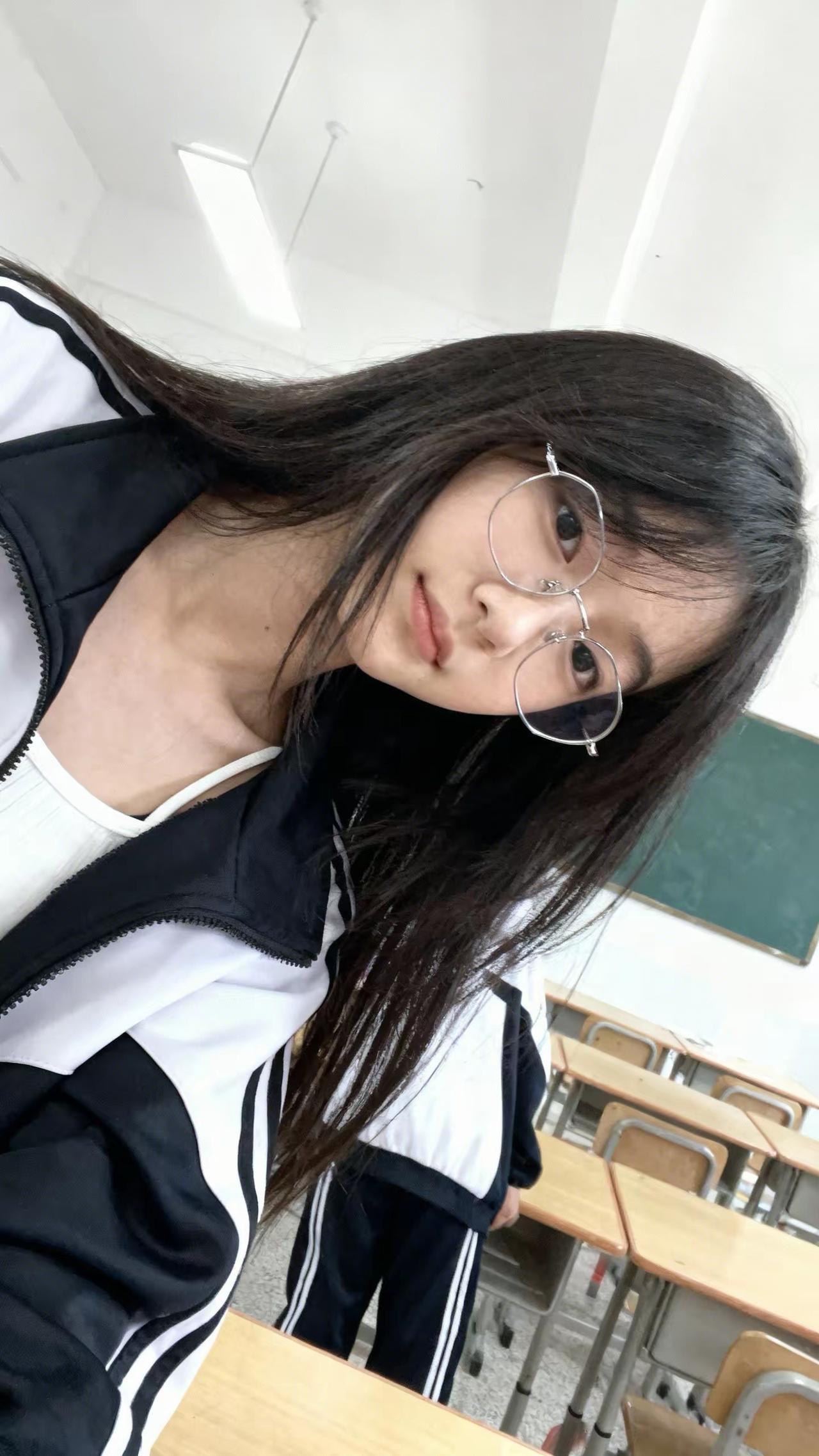 课间小憩，眼镜少女在教室里自拍📸
