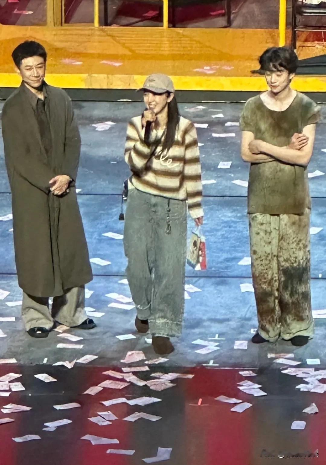 董璇现身北大，因为张维伊和金靖在北大演话剧，她特地来捧场！她戴着棒球帽，穿着条
