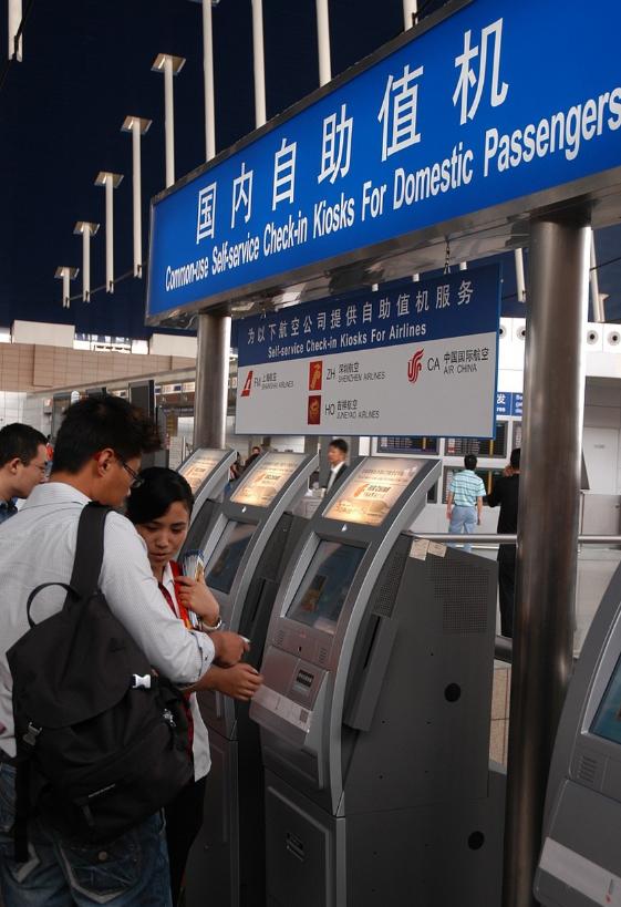 广东深圳，大一学生花666元买了张海航PLUS权益卡，兑换了一张从深圳飞往呼和浩