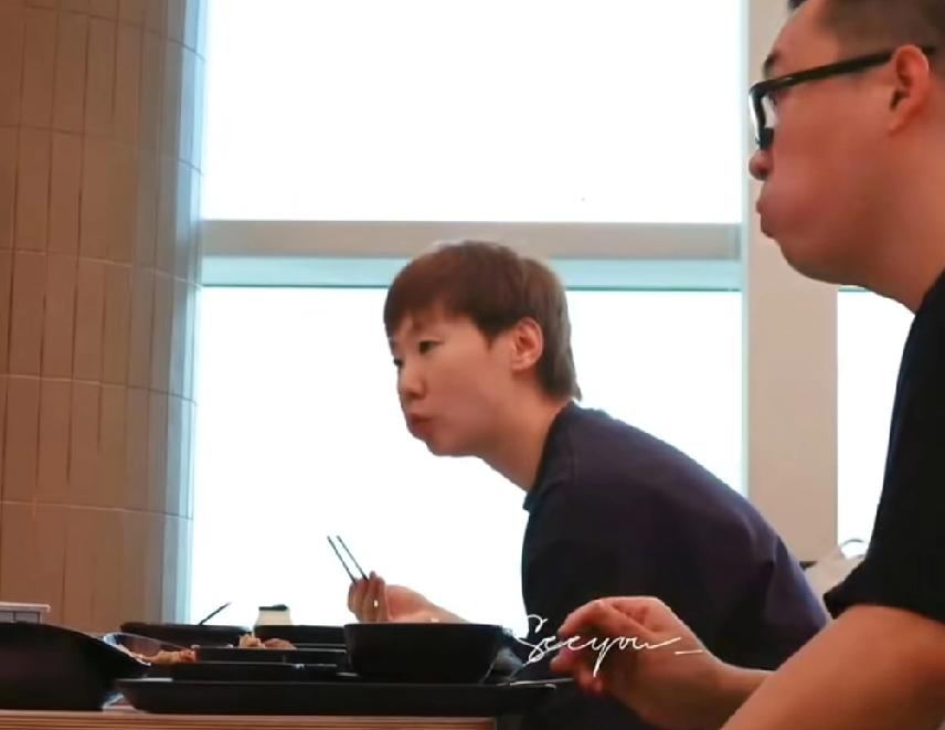 想念有孙奇老师陪伴在曼昱身边的日子了！今年初出国打比赛，王曼昱身边跟着孙奇老师和