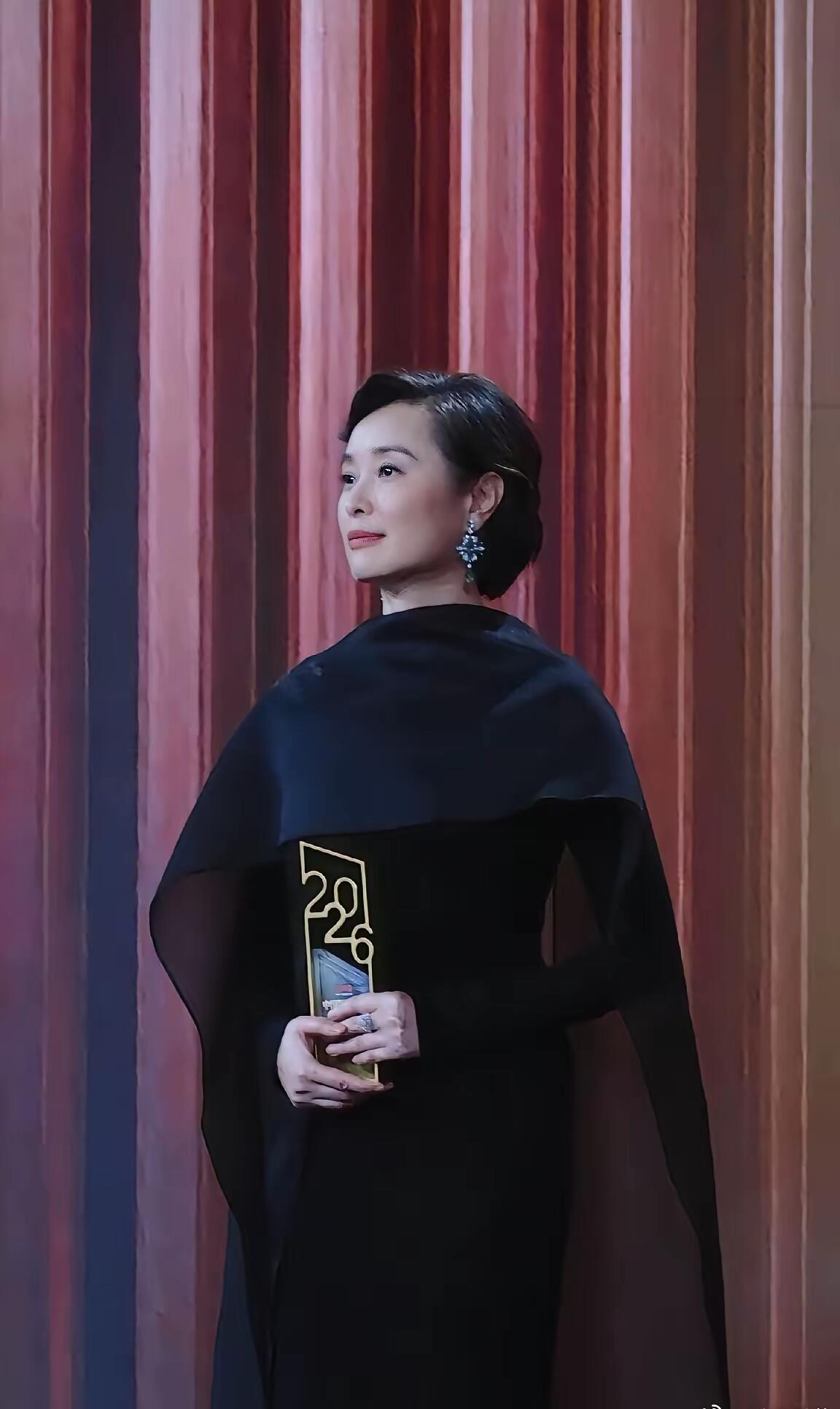 越是年龄大了，就会展现出女人真实的美，年轻时候的吴越确实没有蒋勤勤好看，但当她们