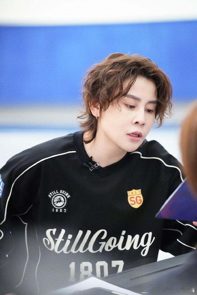 王濛教李小冉普通disco跨界组合意外适配，练舞路透随便一截都很有氛围感。