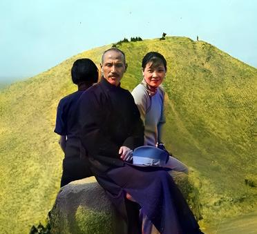 这是1934年47岁的蒋中正与37岁的爱妻宋美龄在霍去病墓前。许多人好奇的是背对