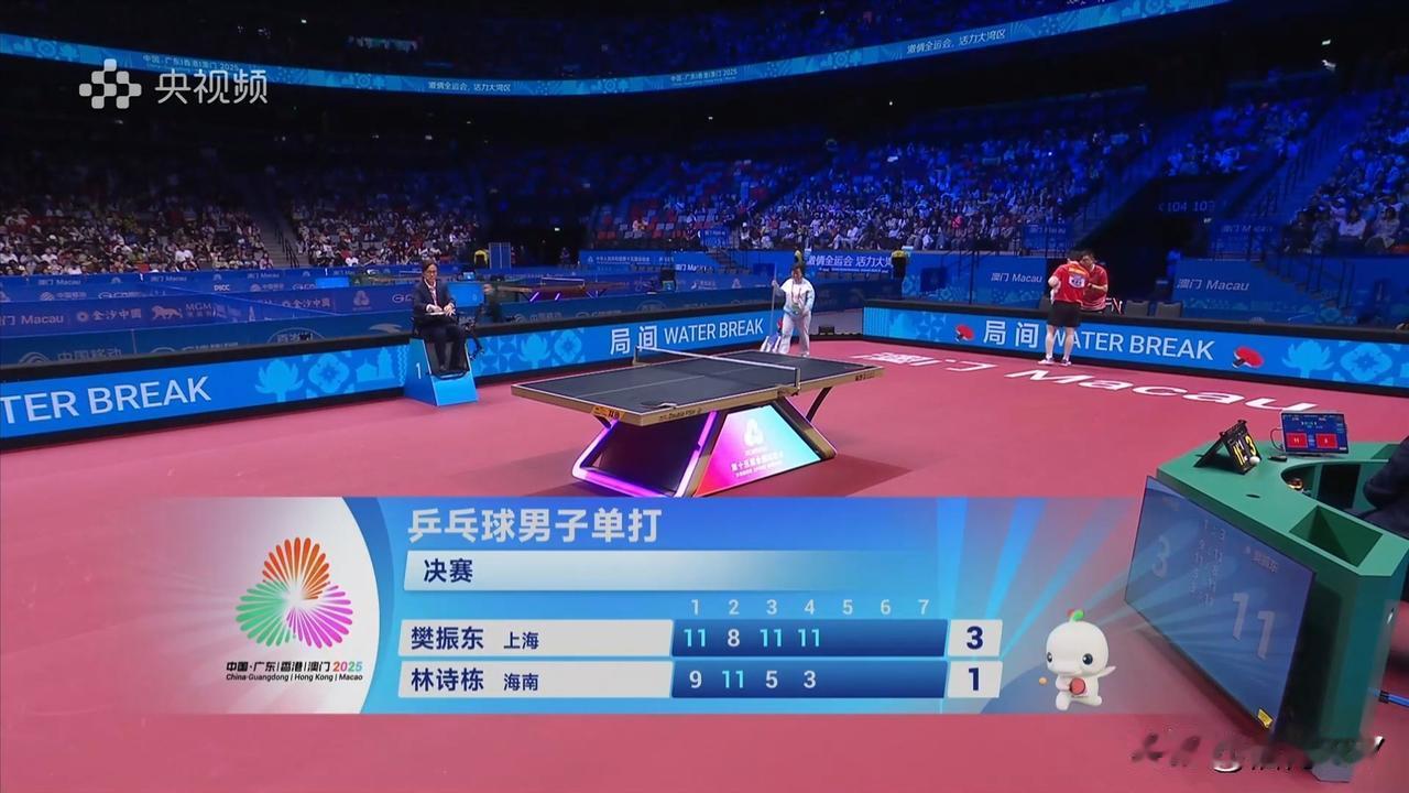 连续两局都打了7:1，这说明林诗栋与樊振东之间的差距还不是一点点，第4局甚至打到