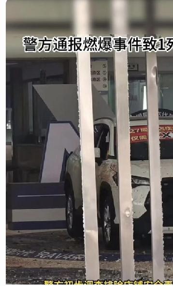 4s店这下真的慌了！54岁段某与4S店发生纠纷，竟然拿自己和无辜路人的生命开玩