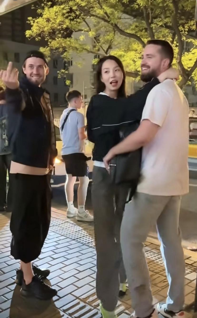 她说：有狐臭，我也喜欢她又说：有胡子，很性感她还说：我要一次拥有两个夏日