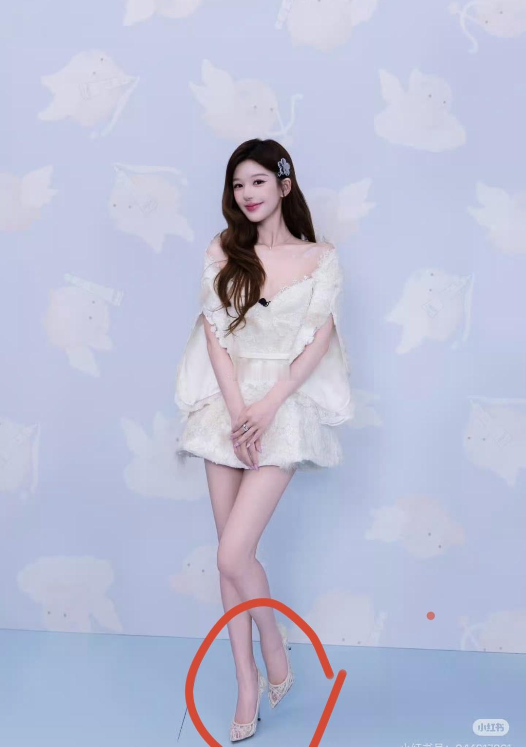 自从自己当老板后，打扮越来越阔气了！估计这双鞋子得好几万吧，上面布满了蕾丝[比