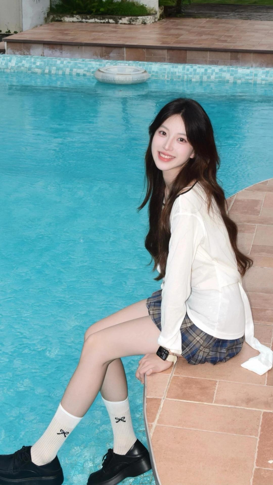 少女摄影|NO.0204期阳光甜妹泳池边自信随拍把少女感牢牢锁在身上