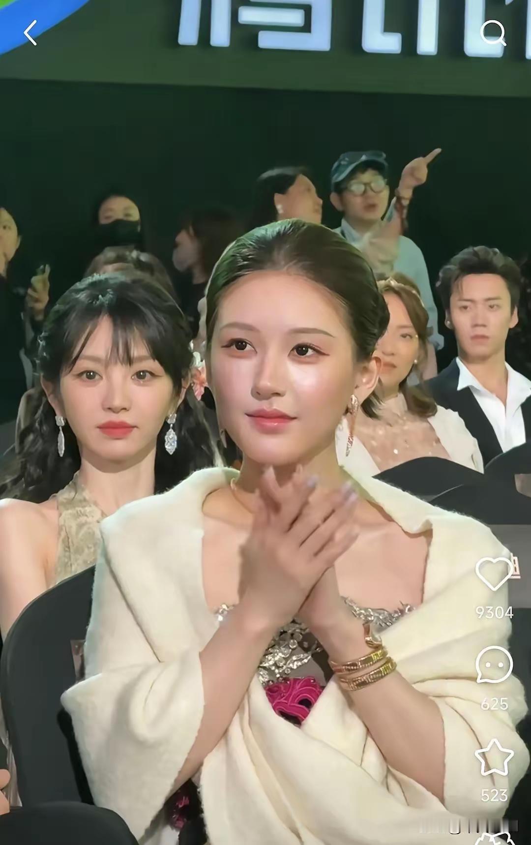 星光大赏C位的聚光灯有多狠？赵露思偏要自己化妆上场，结果妆面撑不住高清镜头，