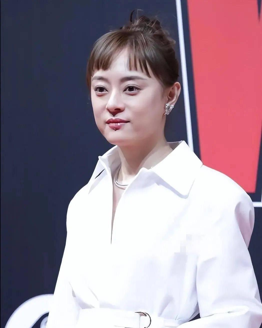 孙俪乍一看真不像学舞蹈出身的：腿不算很长，头大，脖子粗➕前倾……，没有什么舞蹈生