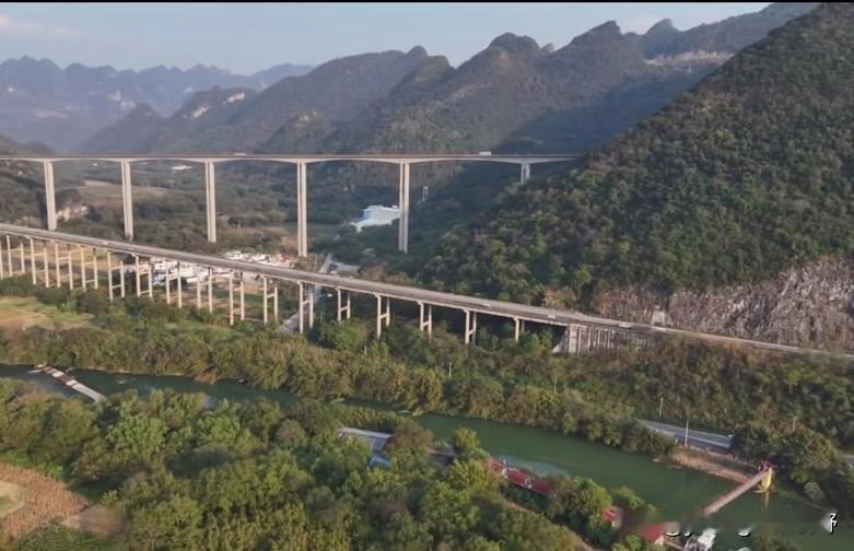 广东最壮观的高速公路，就是位于清远阳山的许广高速清连段。这里有着类似于贵州的喀斯