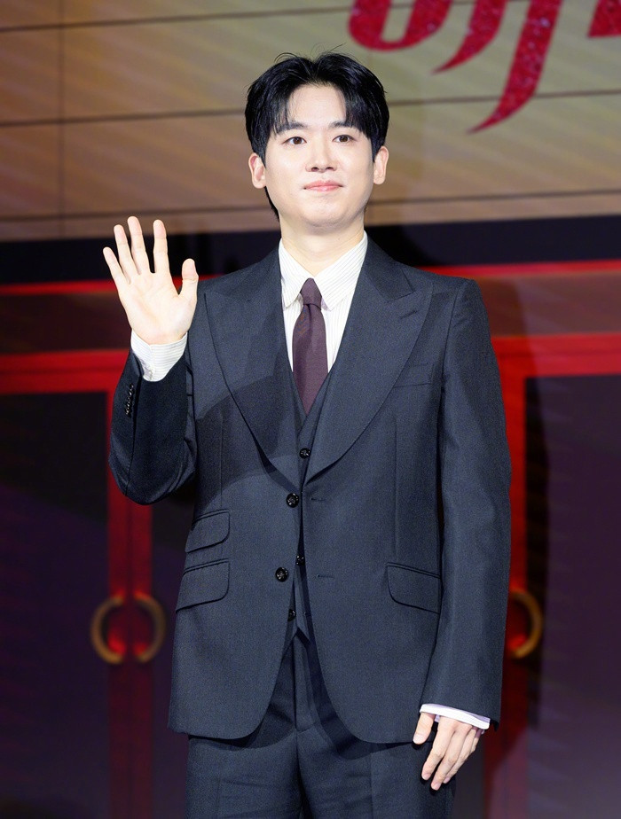 赵贤哲将出演SBS新剧噩梦，合作金南佶李瑜美，明年播出。赵贤哲饰演建设公司