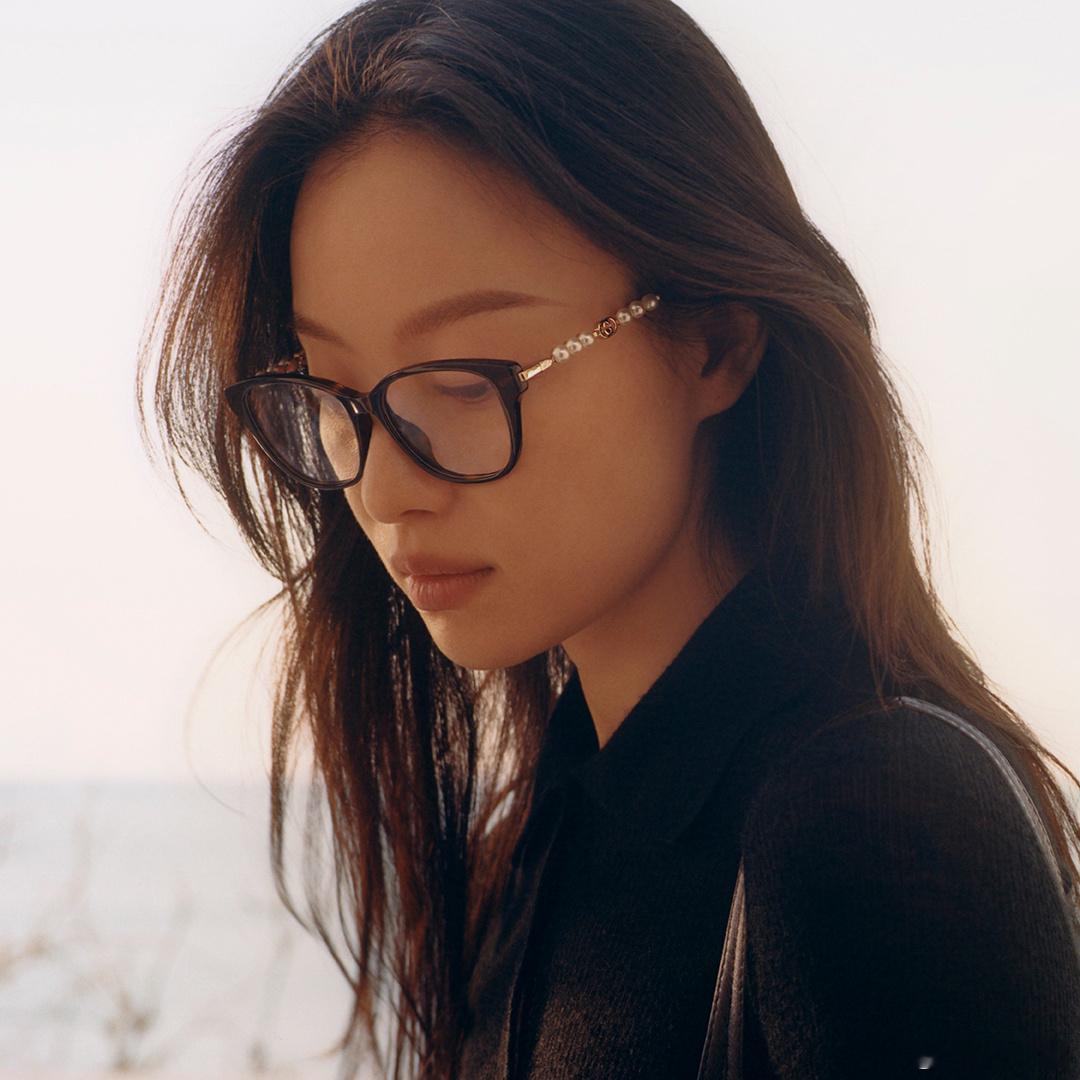 倪妮gucci品牌代言人古驰2025秋冬眼镜大片美到窒息！倪妮戴窄版猫眼镜框，