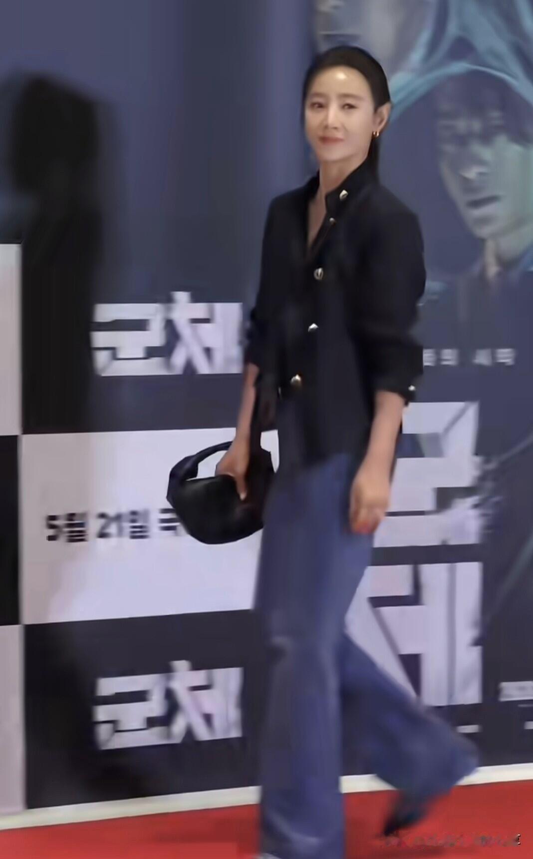 这位韩国女演员长得真漂亮，颜值比伊能静高，气质比许晴好，快60岁了状态就像四五十
