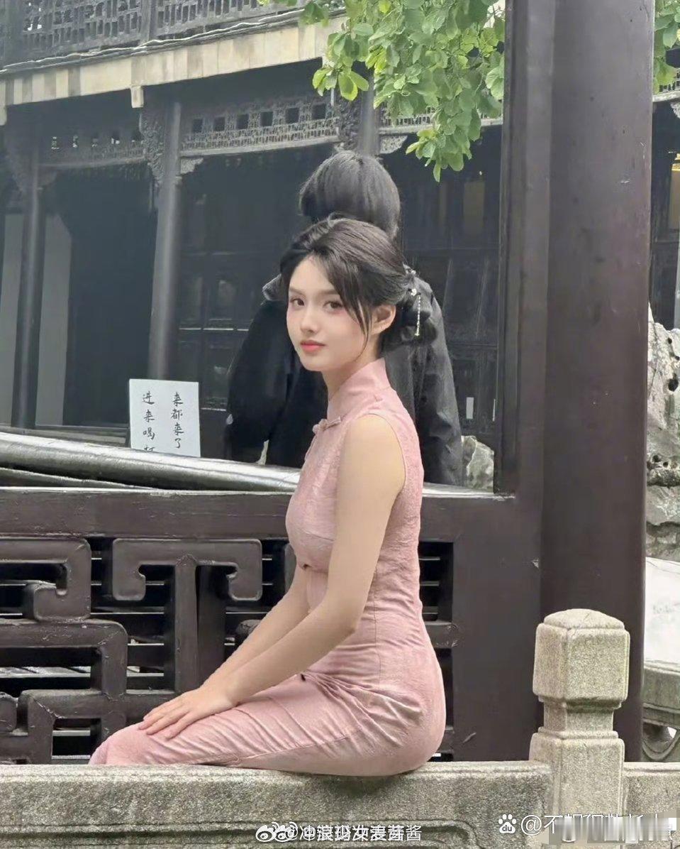 路人镜头下的17岁艾米，少女感满满颜值亮眼，这般条件大概率能顺利出圈