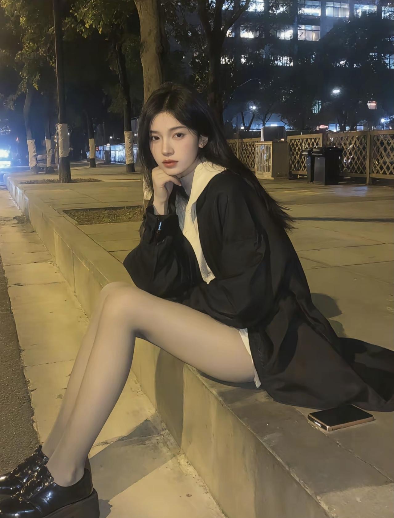 城市的晚风裹着夜色吹来，坐在街边和路灯一起，偷享片刻的松弛与自在