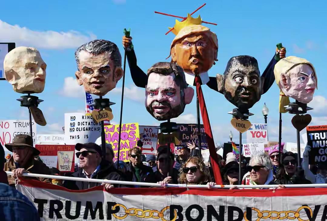 3月28日，美国的街头又炸锅了。“不要国王”的吼声第三回响遍全国，从东海岸到西海