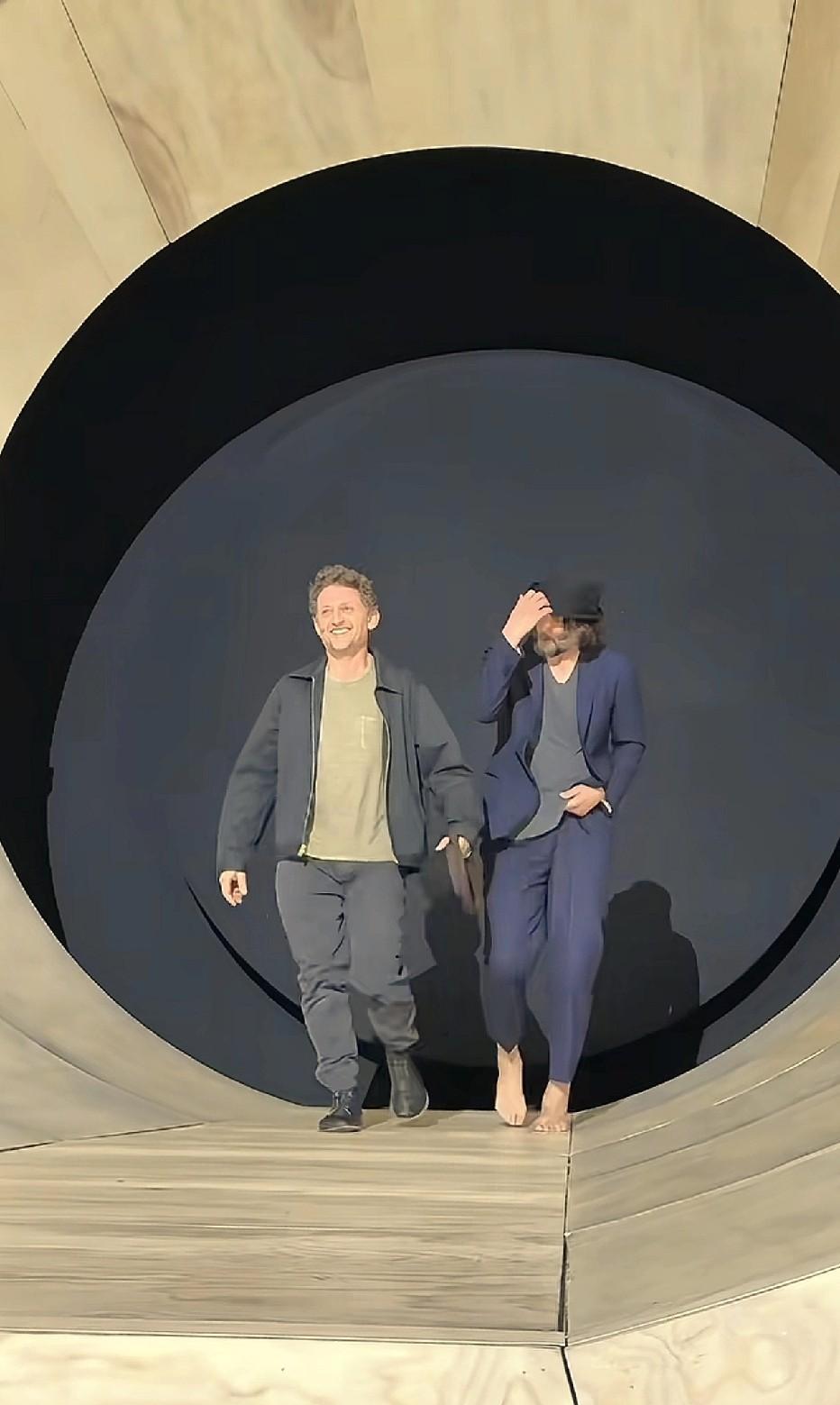 好莱坞巨星基努·里维斯胡子拉碴，精神状态看着不太对，不过这也挺符合他的风格。他拒