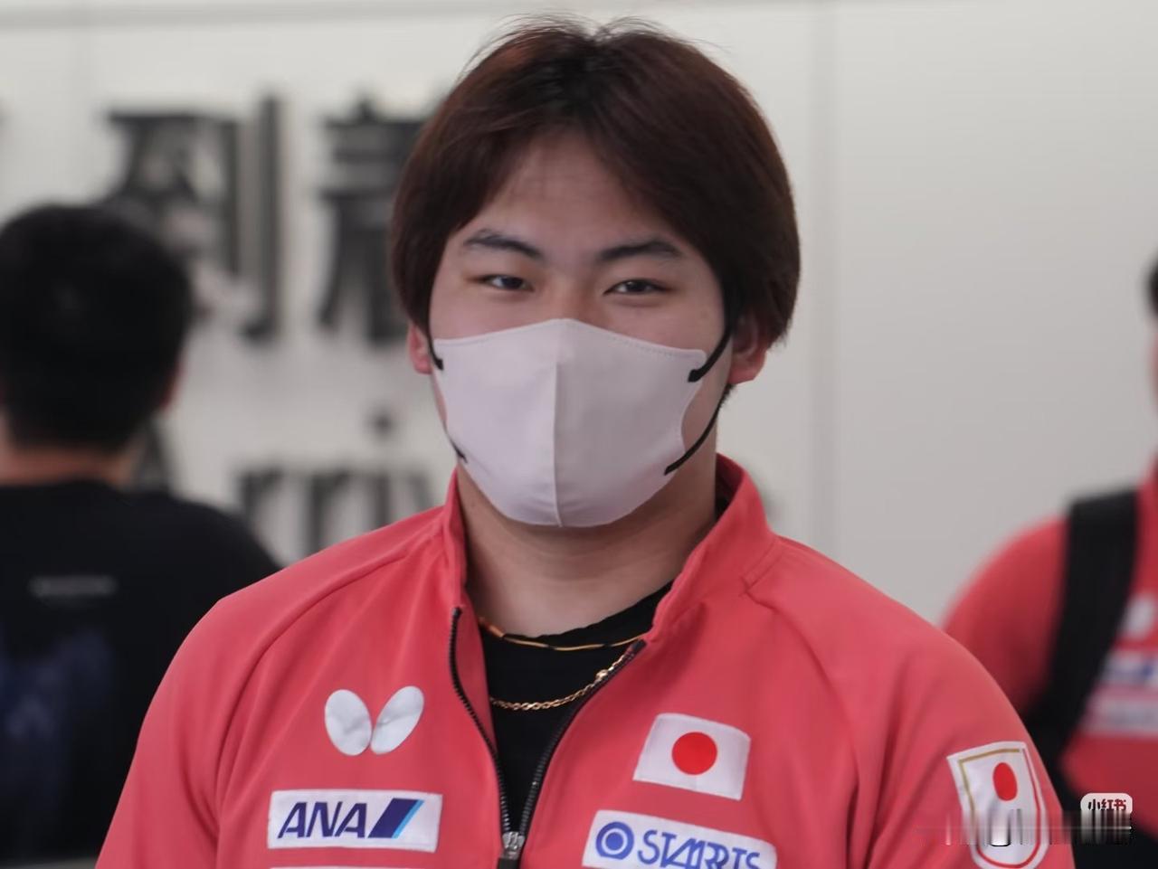 松岛辉空已经回到日本了。这是一下飞机就安排了采访，怪不得松岛辉空穿着队服，这次