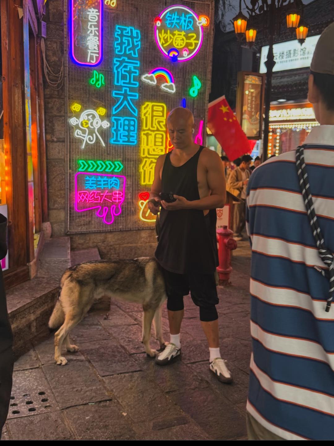 从以前的毒舌评委变成现在的隐居退圈！他变化实在是太大了！自从被软封杀这几年很