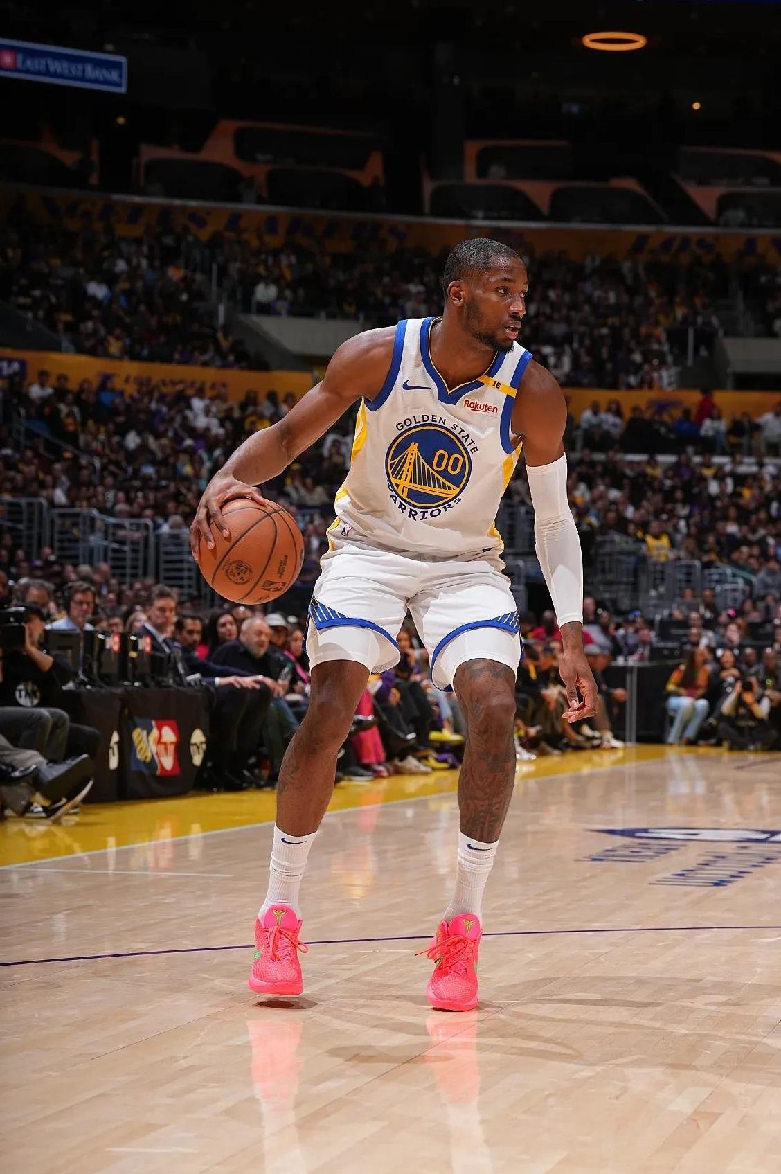 续约库明加的时候只给2000万美元，交易的时候却要价3000万美元！据NBA记