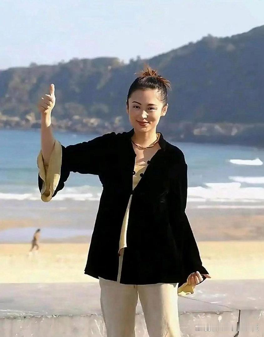 年轻时期的陈红容颜绝代，眉眼清丽风华无双，这般绝世美貌，也难怪会让陈凯歌深深倾心