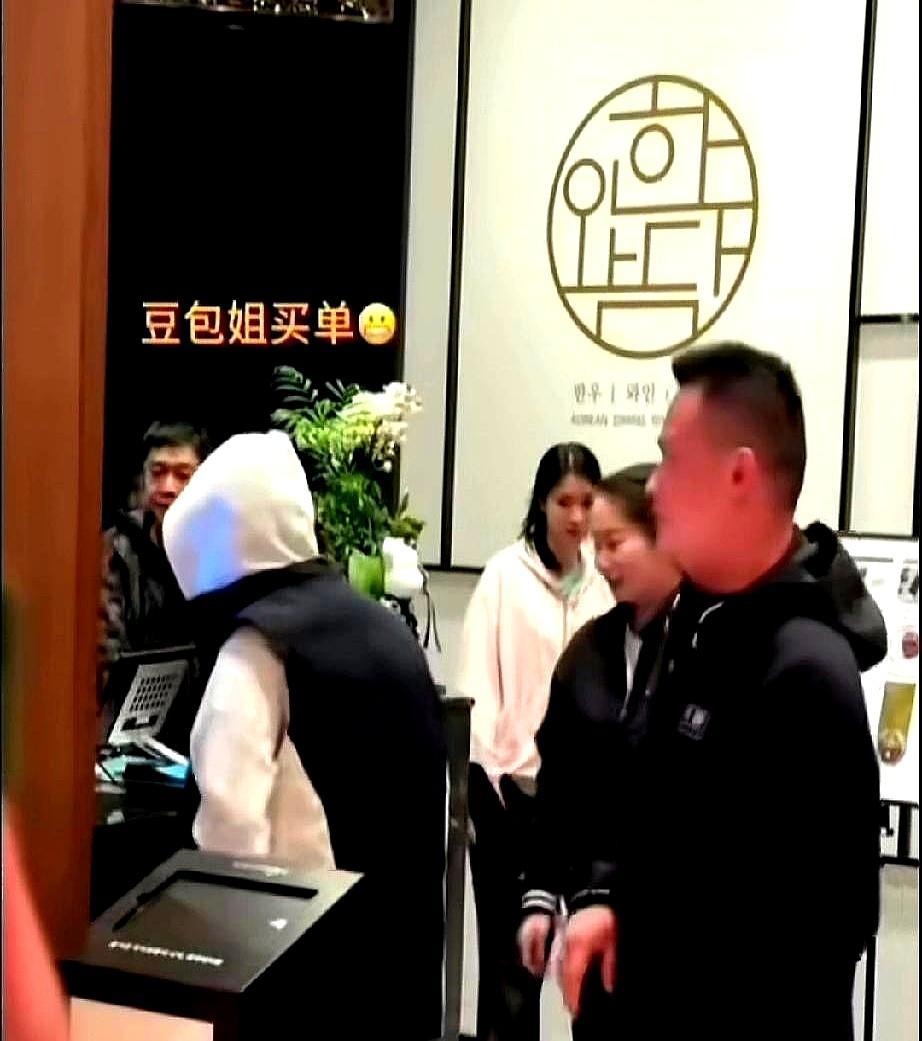 一顿饭，撕开了娱乐圈的保命法则。你的老板在里面请客，你在外面死死盯着每一部