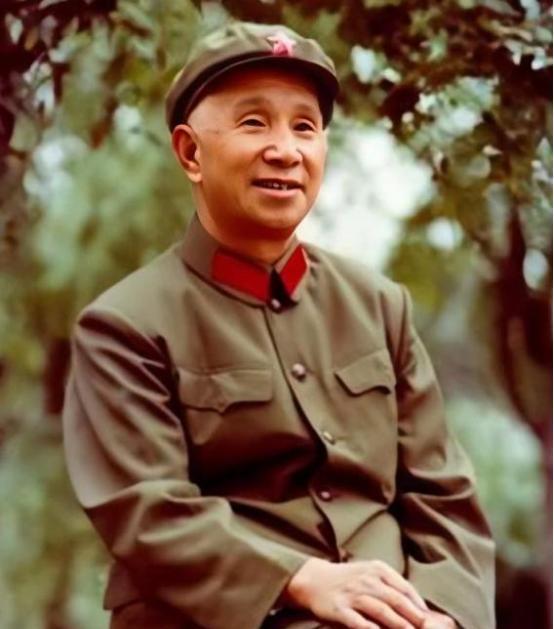 1977年，北京。粟裕刚刚吃完午饭，突然听到随员报告：“有个江西来的老同志叫陈兴
