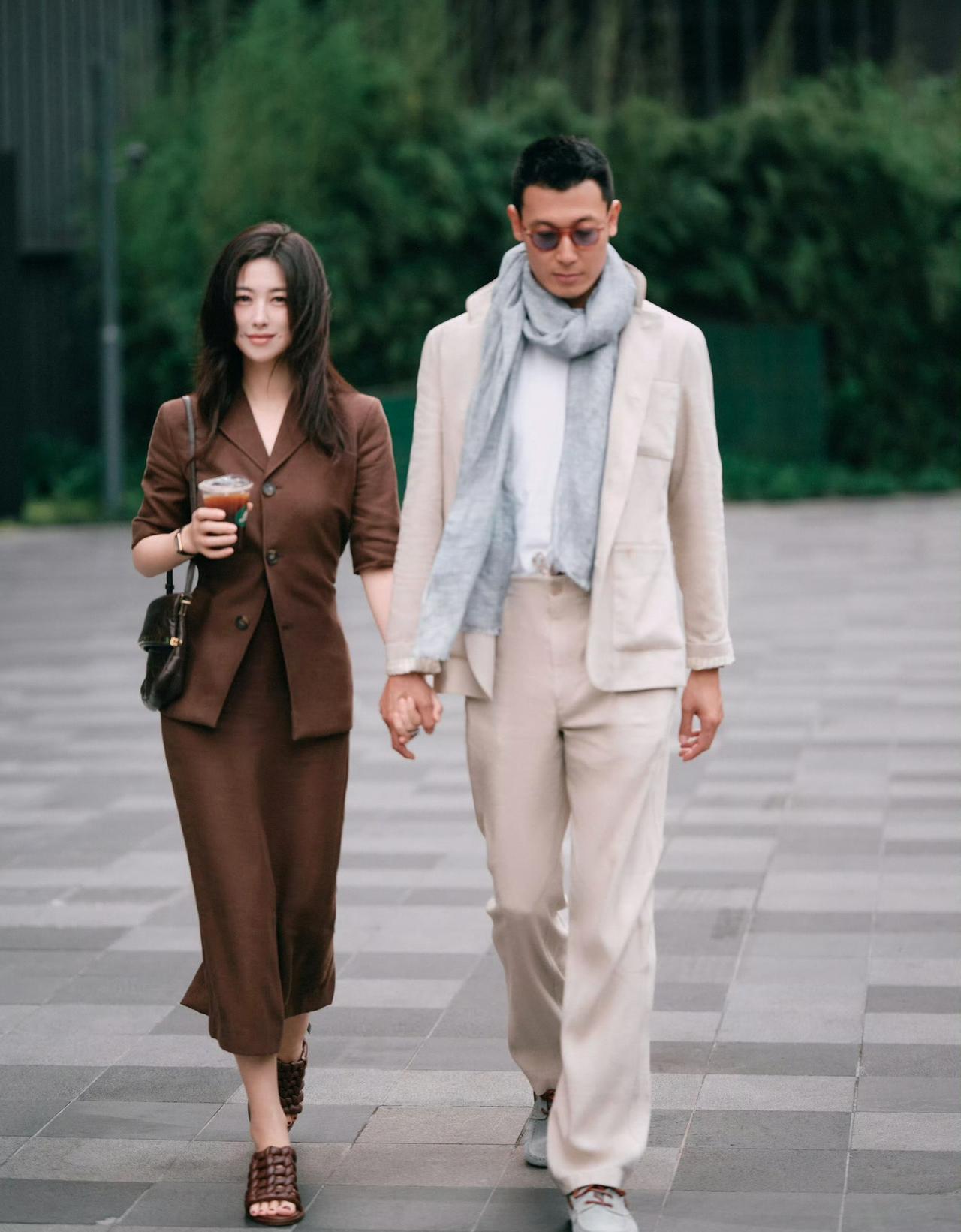 王昀佳：裙子这么精致，偏配个人字拖。朱珠：度假嘛，舒服自在最重要。王昀佳：也