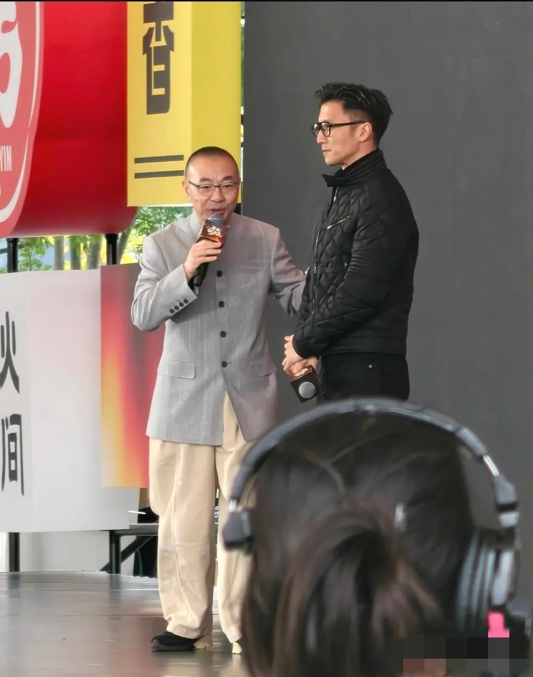 天呐，第一次看到一身黑衣的谢霆锋是如此高大：站在1米68的刘仪伟身旁，谢霆锋看上