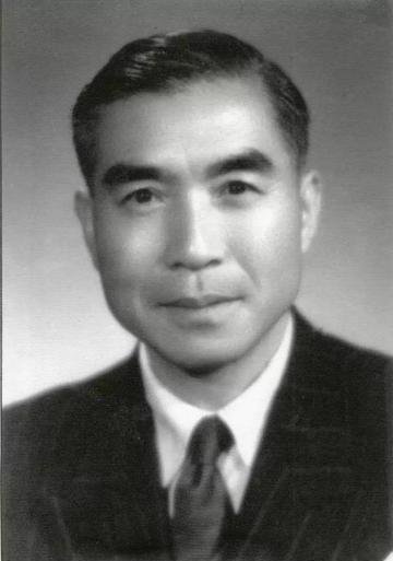 1988年上海，86岁的名医邝安堃不顾子女反对，娶23岁的小保姆，四年后邝安堃去